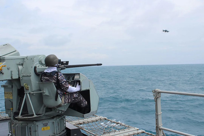 KRI John Lie-358 dan pesawat Hawk